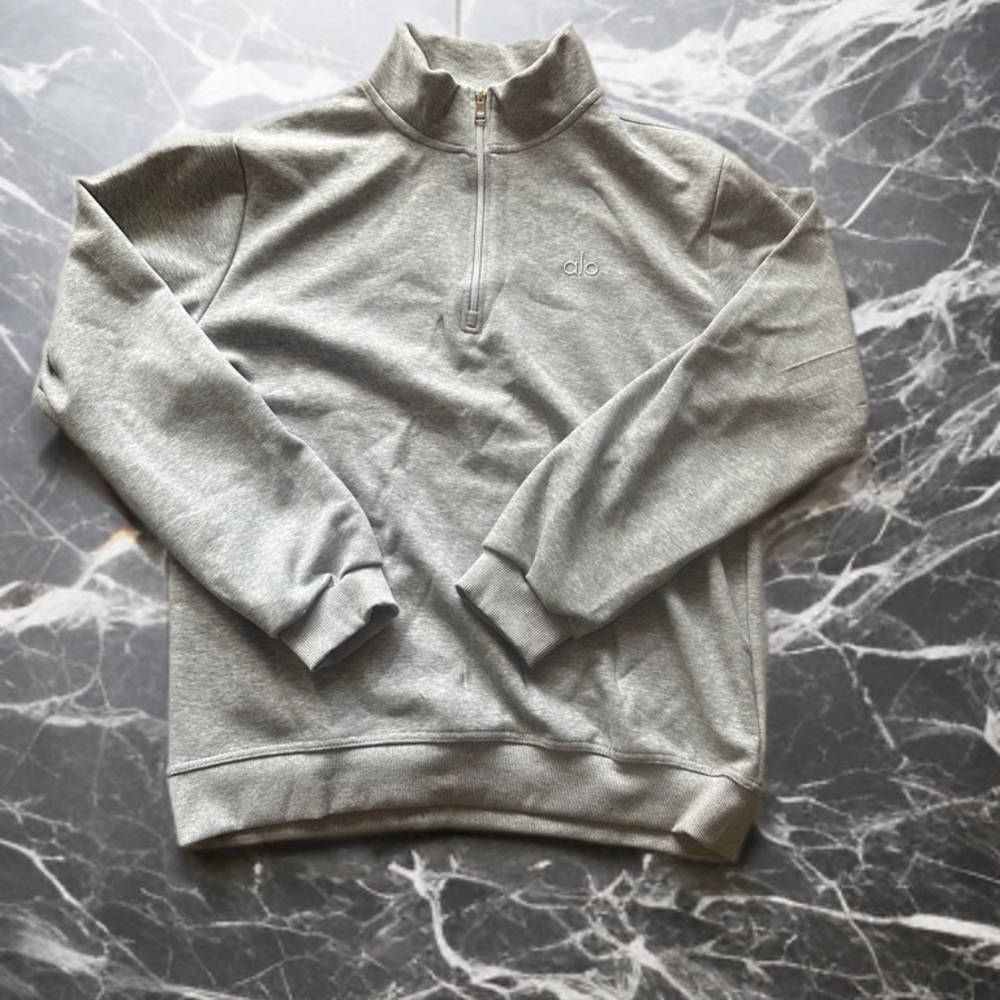 ALO Yoga Men's Quarter-Zip Sweatshirt in Light Gray